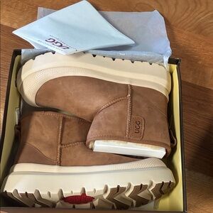 UGG Tasman Hybrid weather Men's Tan and Cream short Boots. NWT size 10